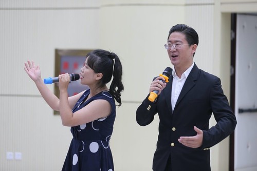 座談會上，與會代表還共同演唱了由張海迪作詞、盲人歌手蔣燦作曲的《我心向天唱》