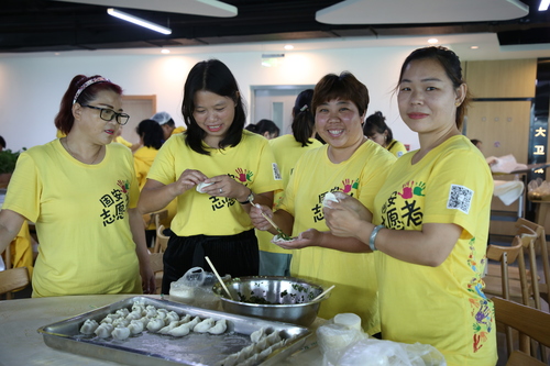 志愿者包餃子慶祝節(jié)日（固安幸福志愿服務(wù)會供圖）