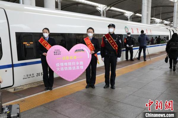 圖為大連站“馨馳半島”服務(wù)團(tuán)隊(duì)服務(wù)高校學(xué)生。　楊毅 攝