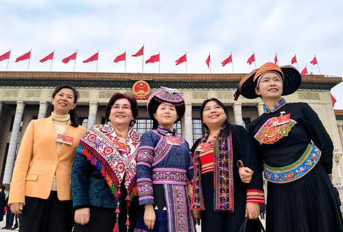 3月8日是婦女節，7日，少數民族界50組委員以飽滿的熱情來到大會堂，為民履職。 特邀委員記者 茸芭莘那攝