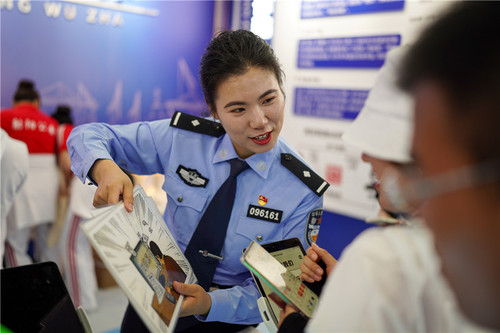 圖為民警向群眾講解反詐知識