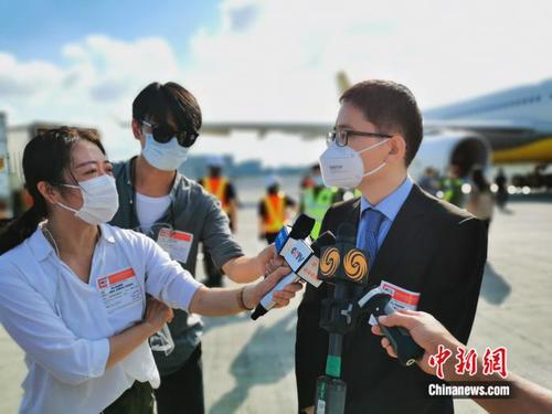 中國駐菲使館臨時代辦檀勍生赴機(jī)場迎接并出席移交儀式，現(xiàn)場接受媒體采訪。中新社記者 關(guān)向東攝