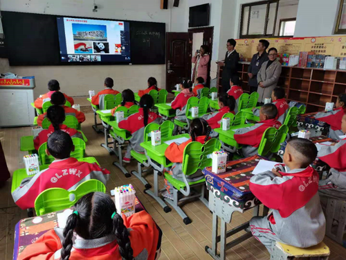 2021年6月，古露小學孩子通過智慧教室上遠程課2