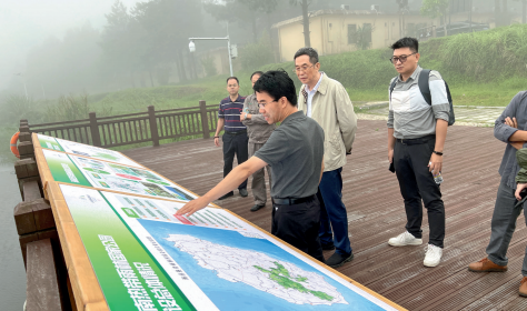 2022 年 5 月 17— 19  日，連介德（左二）在海南省保亭縣海南熱帶雨林國家公園開展推 動生態產品價值實現的課題調研