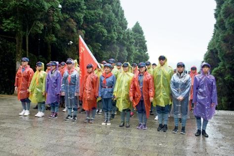 2018 年 4 月，梁安琪組織 100 名員工前往井岡山開展愛國教育