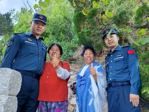 2024年6月27日，山東煙臺海警局長島工作站執(zhí)法員在開展轄區(qū)巡邏過程中攙扶年邁老人，受到點贊好評（盧煜萱 攝）