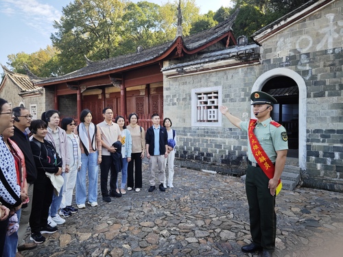 “古田小火炬”為游客義務講解 江秀平攝的副本