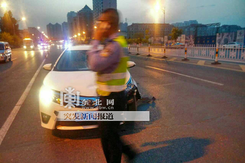 凌晨男女赤裸上身馬路上吵架被撞雙亡