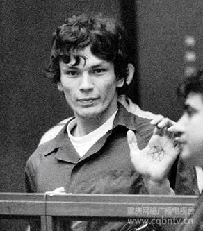 惡魔的首席門徒——Richard Ramirez 　　在 1984 年至 1985 年的一年里，洛杉磯和三藩市都被一片恐怖的氣氛所籠罩，一切也是因為一名神秘的連環(huán)殺手所致。他喜歡偷偷在晚上潛入別人的家中，然后把成年的男性射殺或扼死，再把女性和小孩暴力強奸、殺害再肢解，在完事后則下他的標志——一個倒轉的五角星，在墻上、在鏡子上，甚至在死者身上